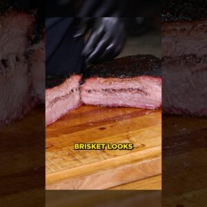 Slicing brisket after a long twelve hour smoke 👊🏽